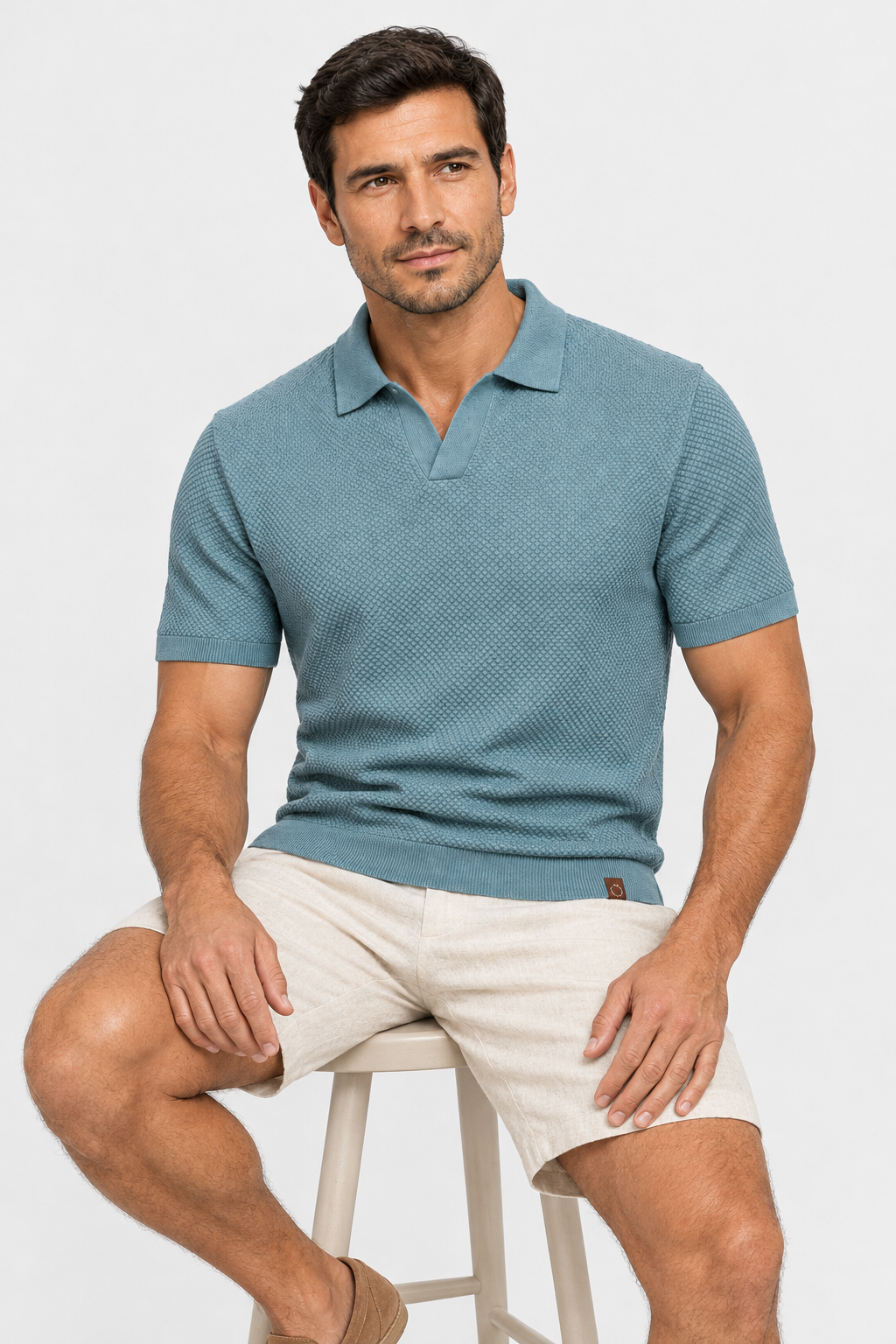 Teste da Polo Ravello com o mesmo modelo sentado e bermuda de linho clara